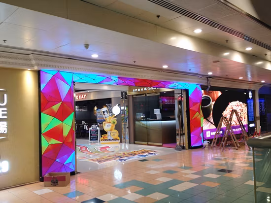 カスタマイズされたクリエイティブ屋内 LED ディスプレイ固定設置用 P6 フルカラー三角形 LED スクリーン